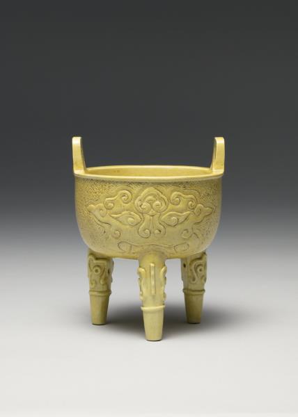 嬌黃釉錐拱獸面紋鼎