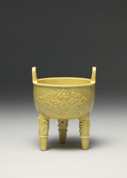 嬌黃釉錐拱獸面紋鼎