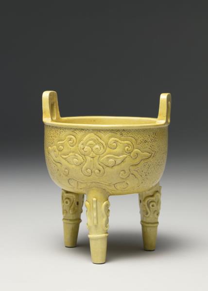 嬌黃釉錐拱獸面紋鼎
