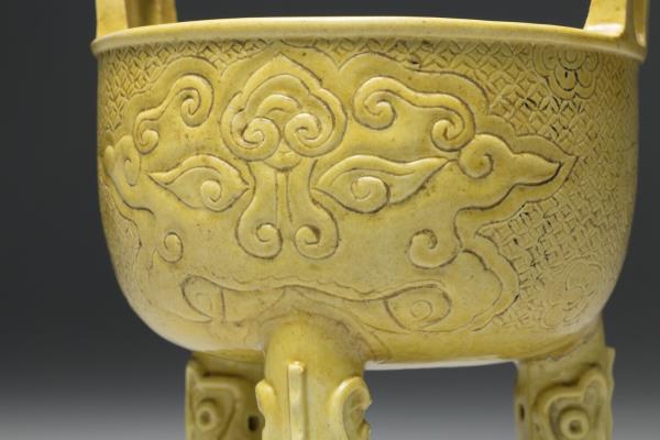 嬌黃釉錐拱獸面紋鼎