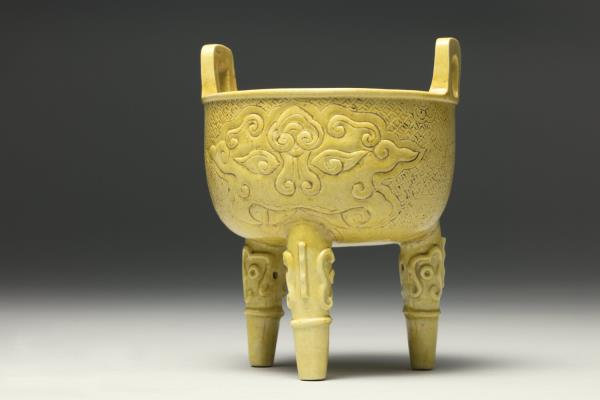 嬌黃釉錐拱獸面紋鼎
