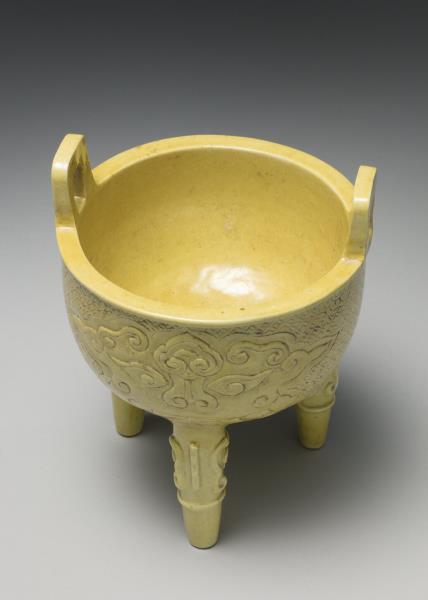 嬌黃釉錐拱獸面紋鼎