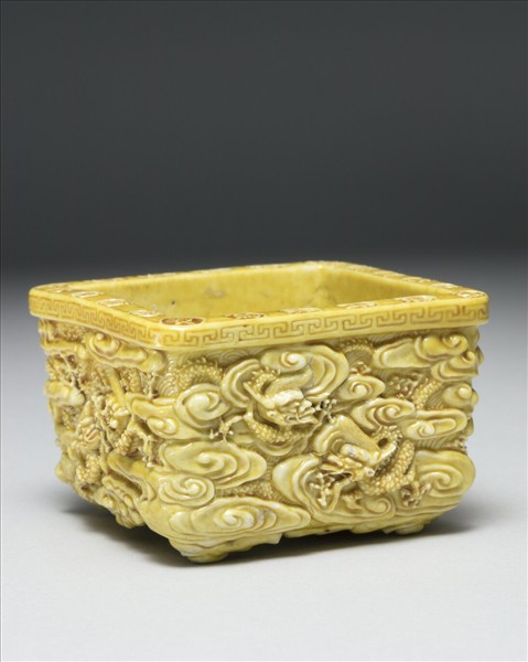 嬌黃凸雕九龍紋方盂 「吳為製」款