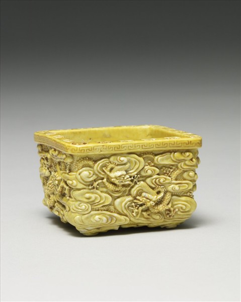 嬌黃凸雕九龍紋方盂 「吳為製」款