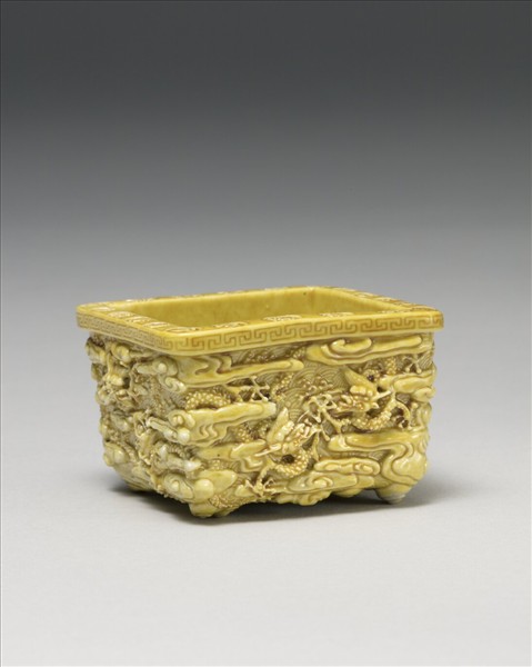 嬌黃凸雕九龍紋方盂 「吳為製」款