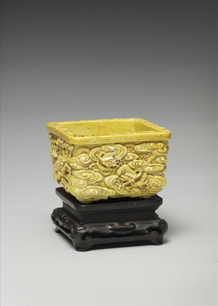嬌黃凸雕九龍紋方盂 「吳為製」款