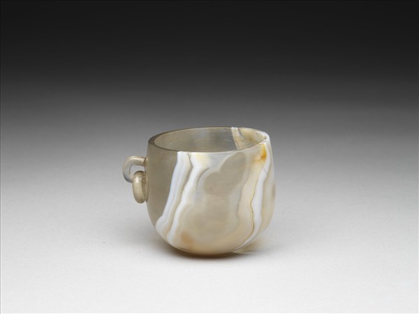 白瑪瑙帶環把杯