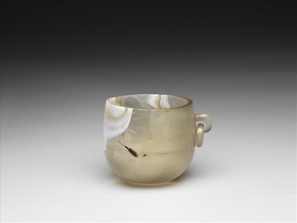 白瑪瑙帶環把杯