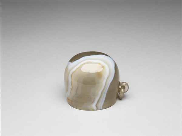 白瑪瑙帶環把杯