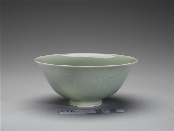 青瓷劃花花卉紋碗