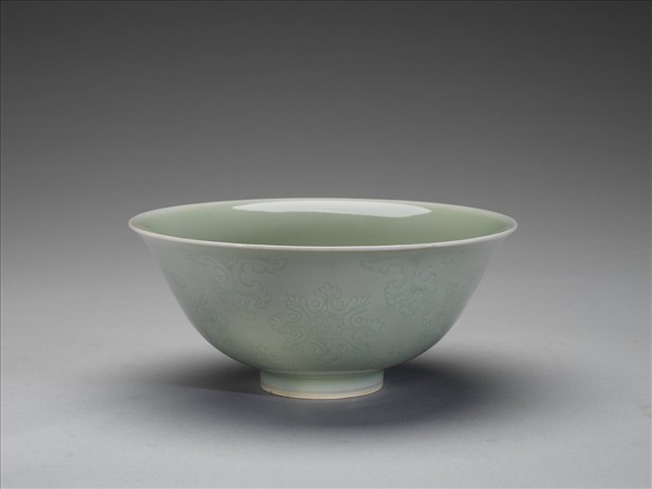 青瓷劃花花卉紋碗