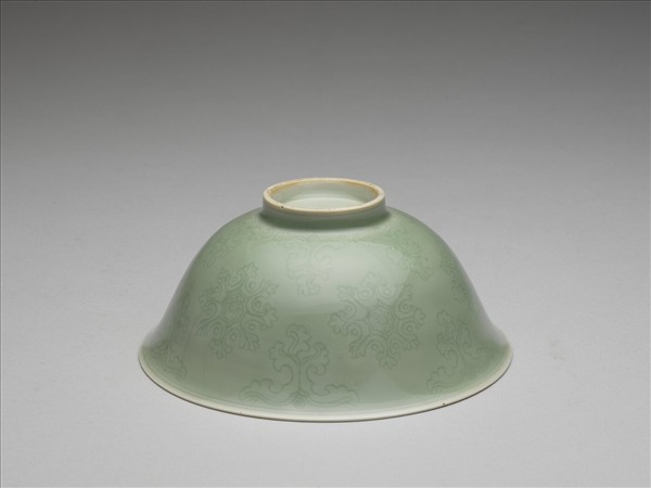 青瓷劃花花卉紋碗