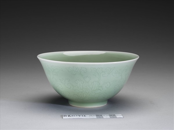 冬青釉劃花花卉紋碗