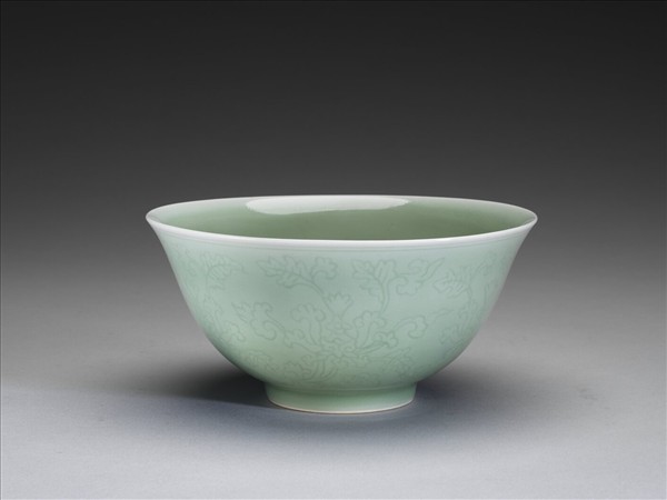 冬青釉劃花花卉紋碗