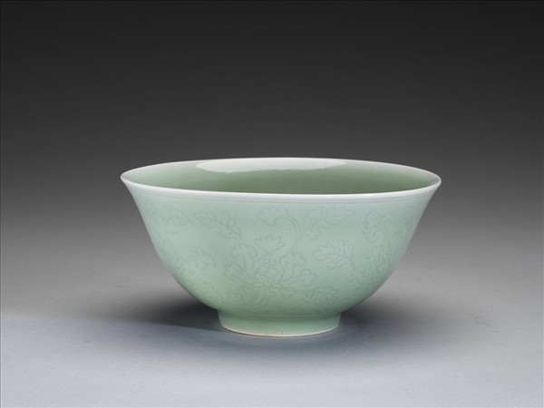 冬青釉劃花花卉紋碗