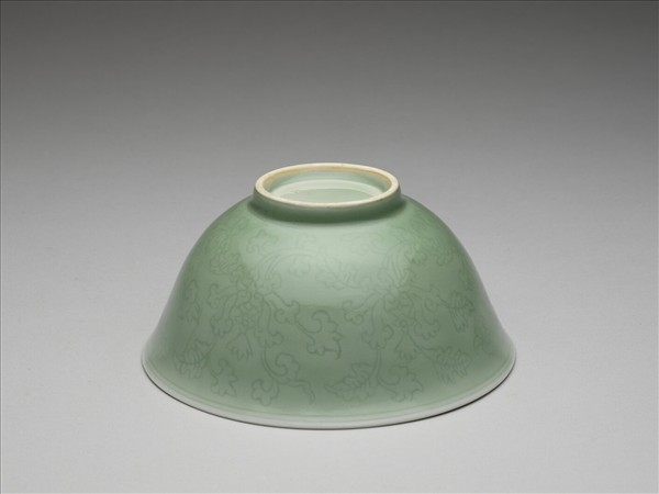 冬青釉劃花花卉紋碗