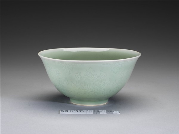 冬青釉劃花蓮花紋碗