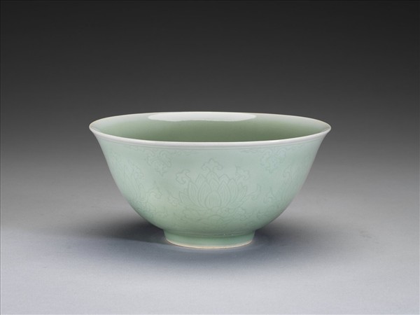 冬青釉劃花蓮花紋碗