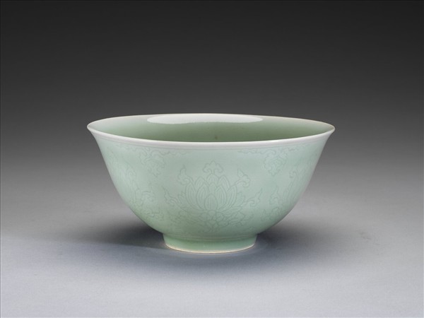 冬青釉劃花蓮花紋碗