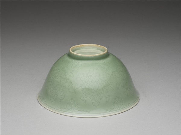 冬青釉劃花蓮花紋碗