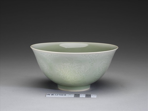 冬青釉劃花花卉紋碗