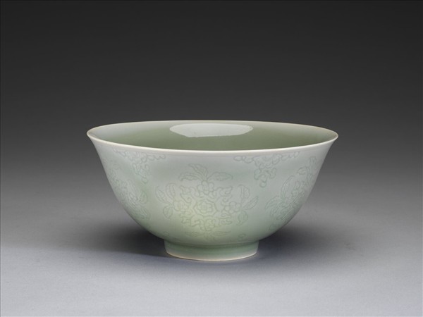 冬青釉劃花花卉紋碗