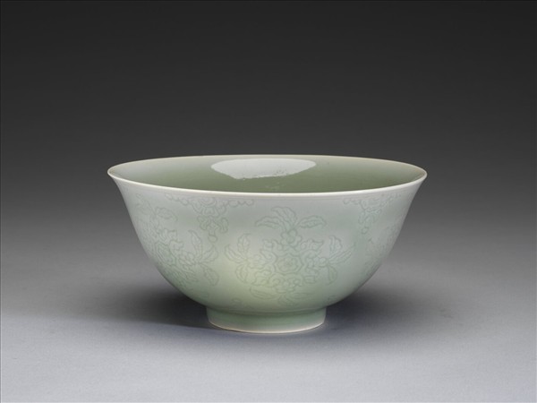冬青釉劃花花卉紋碗