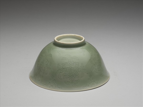 冬青釉劃花花卉紋碗