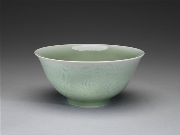 冬青釉劃花花卉紋碗