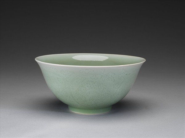 冬青釉劃花花卉紋碗