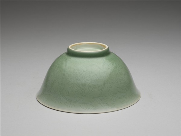 冬青釉劃花花卉紋碗