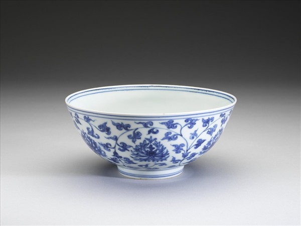 青花番蓮紋碗