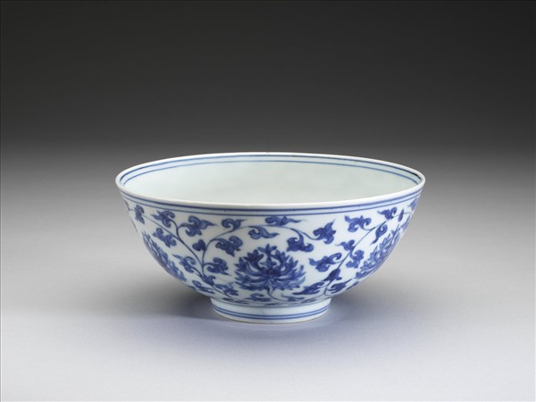 青花番蓮紋碗