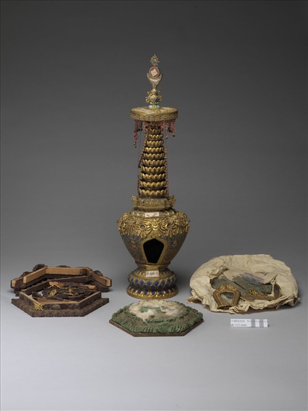 銅鍍金嵌玉及料石佛塔 涅槃塔