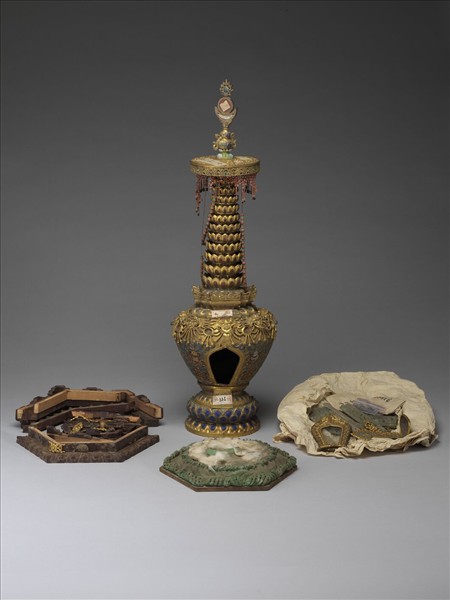 銅鍍金嵌玉及料石佛塔 涅槃塔
