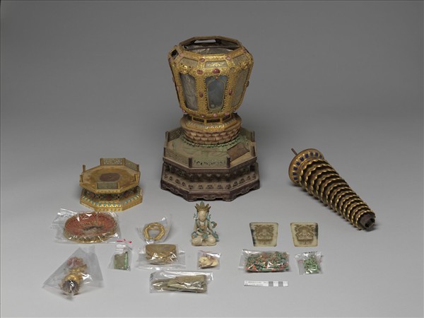 銅鍍金嵌玉及料石佛塔 聚蓮塔