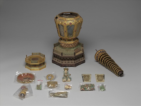 銅鍍金嵌玉及料石佛塔 聚蓮塔