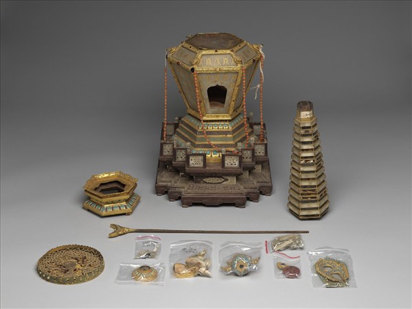 銅鍍金嵌玉及料石佛塔 和好塔