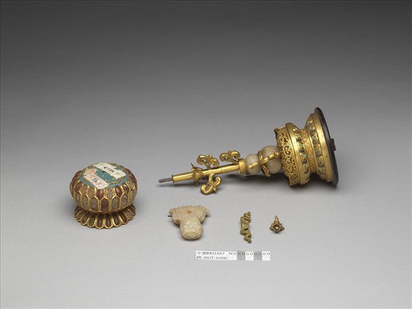 銅鍍金嵌玉及填料八寶（寶傘）