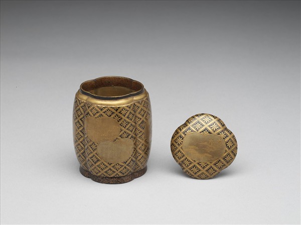 蒔繪錦地開光花卉四瓣式盒