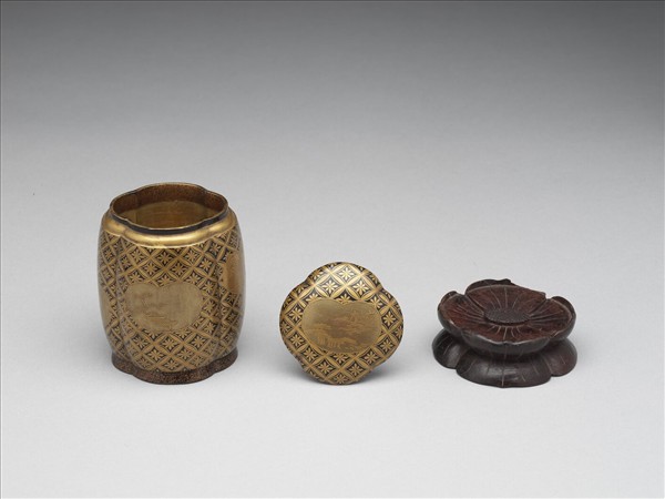 蒔繪錦地開光花卉四瓣式盒