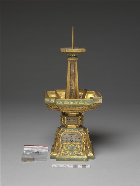 銅鍍金嵌玉及填琺瑯燭台(五供)