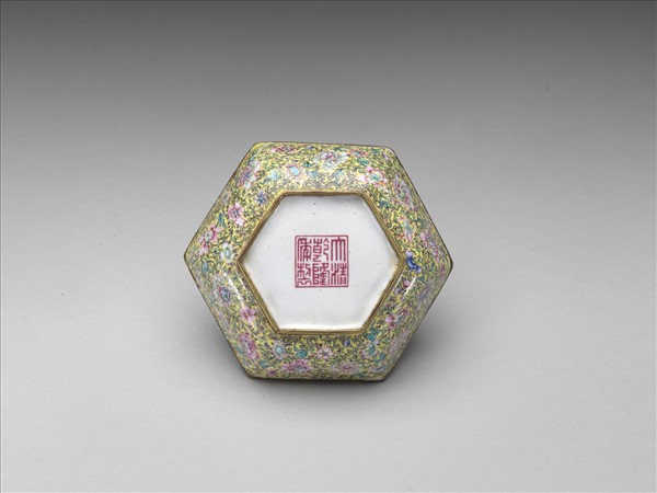 銅胎畫琺瑯山水人物六角盒