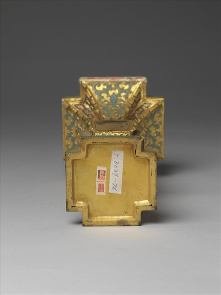 銅鍍金嵌玉及填琺瑯觚(五供)