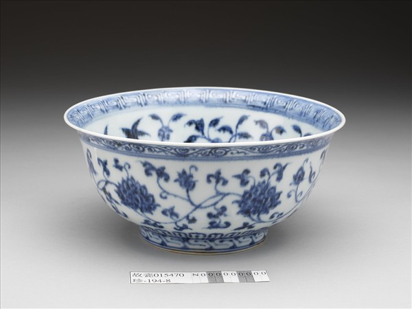 青花轉枝番蓮紋碗