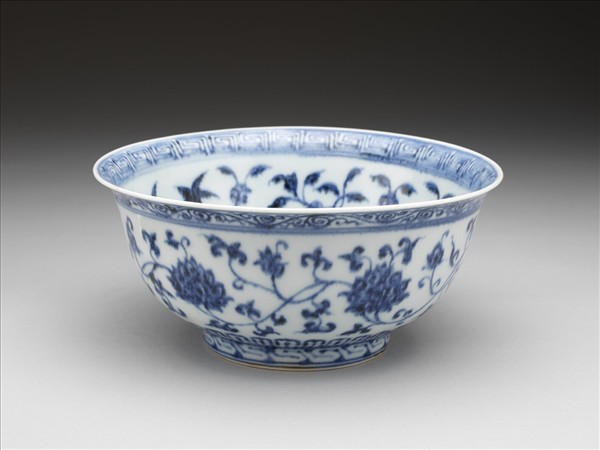 青花轉枝番蓮紋碗
