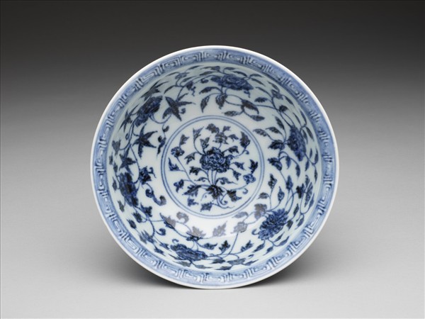 青花轉枝番蓮紋碗