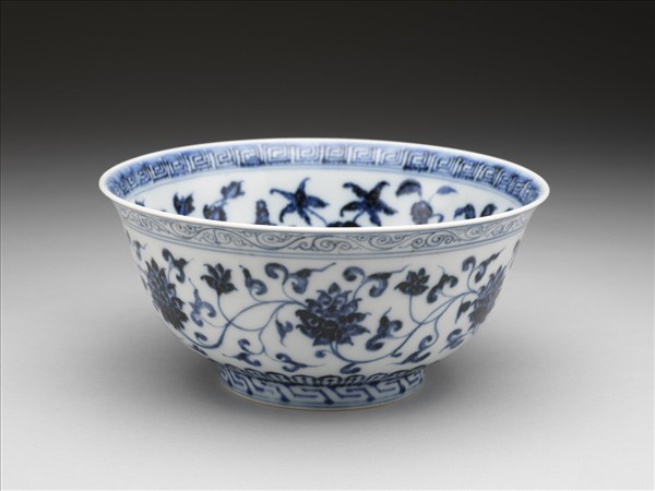 青花轉枝番蓮紋碗