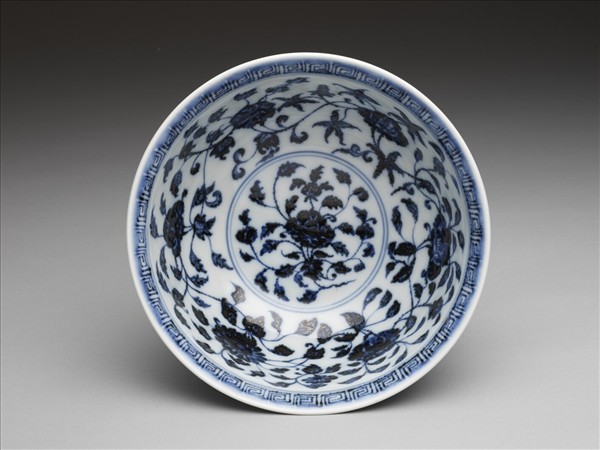 青花轉枝番蓮紋碗