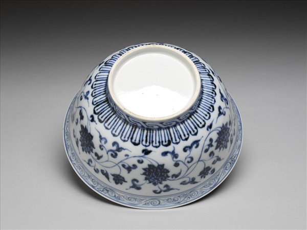 青花轉枝番蓮紋碗